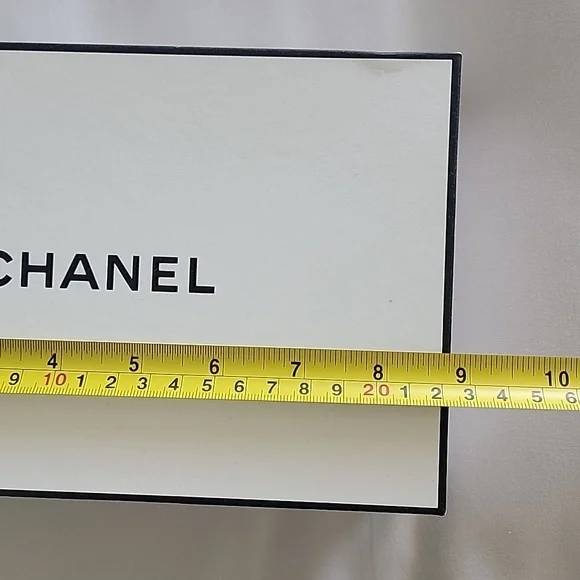 CHANEL Elegant White Box with Black Dust Bag - Picture 4 of 8